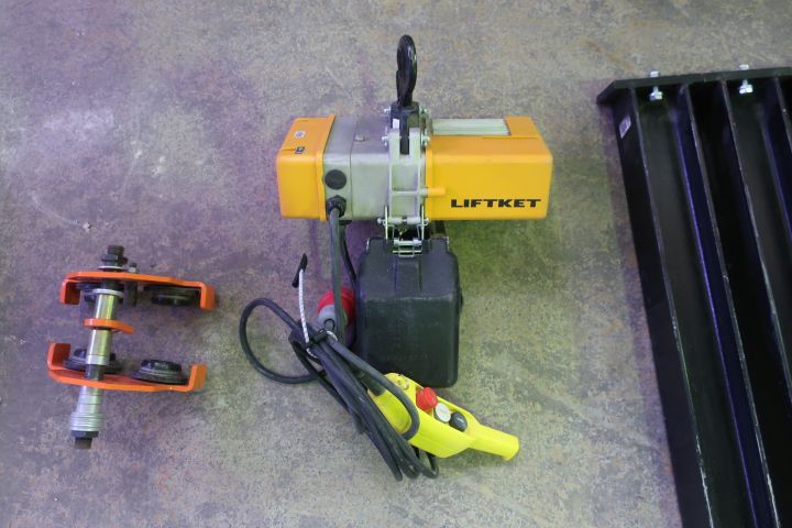 793950-7 Lifting beam with trestle, block trolley and hoists, Liftket / Jerneviken