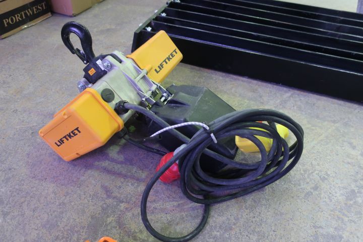 793950-9 Lifting beam with trestle, block trolley and hoists, Liftket / Jerneviken