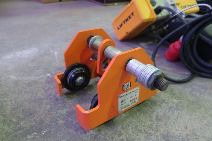 793950-10 Lifting beam with trestle, block trolley and hoists, Liftket / Jerneviken