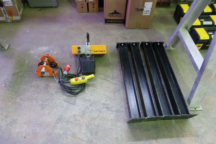 793950-18 Lifting beam with trestle, block trolley and hoists, Liftket / Jerneviken