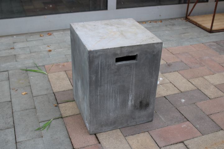 794391-1 Handgjuten pall av betong