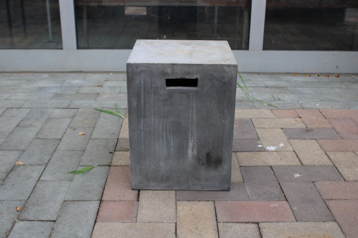 794391-2 Handgjuten pall av betong