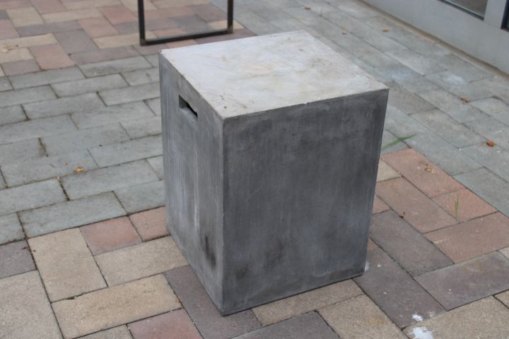 794391-3 Handgjuten pall av betong