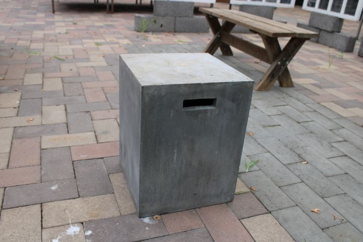 794391-4 Handgjuten pall av betong