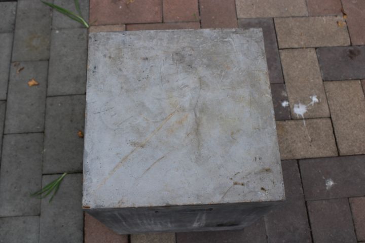 794391-5 Handgjuten pall av betong