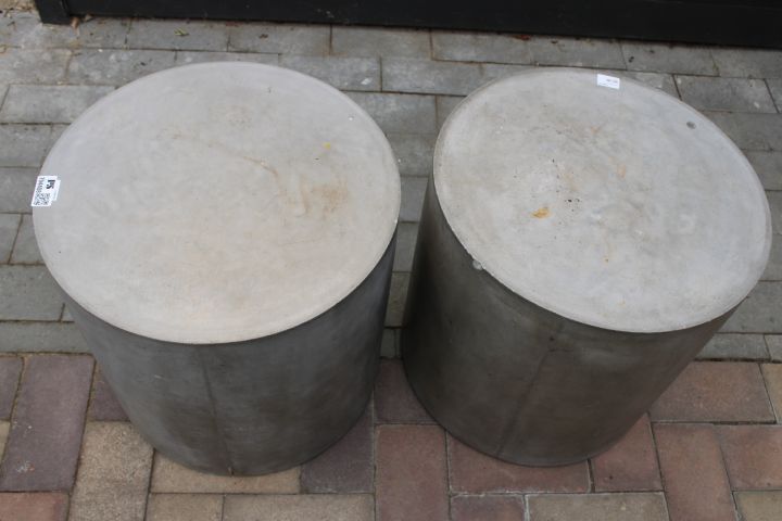 794408-2 Hand-cast concrete pedestals, two pieces