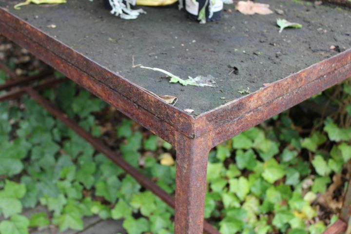 794438-5 Två handgjorda järnbord