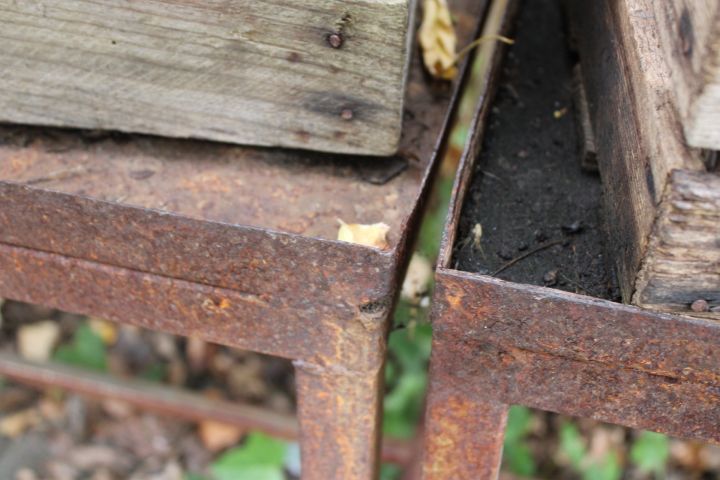 794438-6 Två handgjorda järnbord