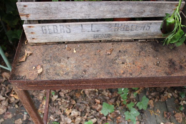 794438-8 Två handgjorda järnbord