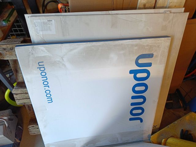 754116-14 Parti med Uponor Täckluckor och ramar