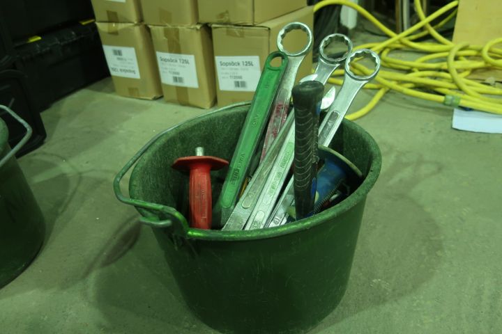 832819-1 Perforated bucket with various hand tools