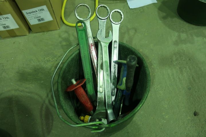 832819-3 Perforated bucket with various hand tools