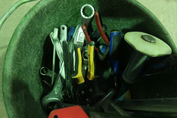 832819-6 Perforated bucket with various hand tools