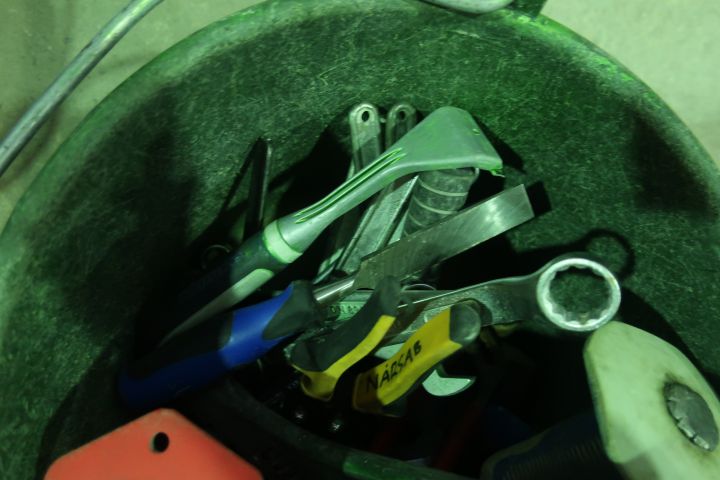 832819-7 Perforated bucket with various hand tools