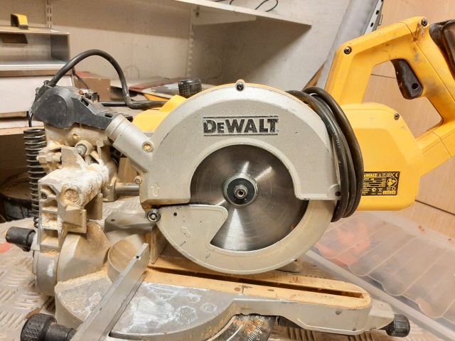 747044-2 Chainsaw - DeWalt - DW777