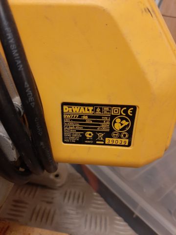 747044-5 Chainsaw - DeWalt - DW777