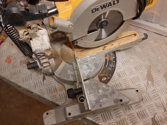 747044-4 Chainsaw - DeWalt - DW777