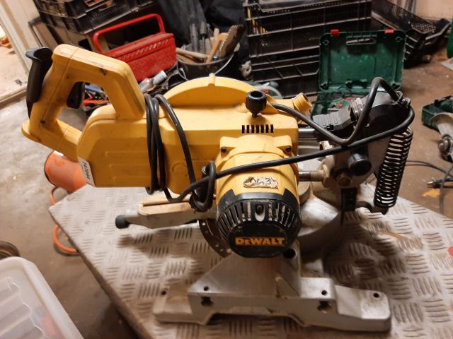 747044-3 Chainsaw - DeWalt - DW777