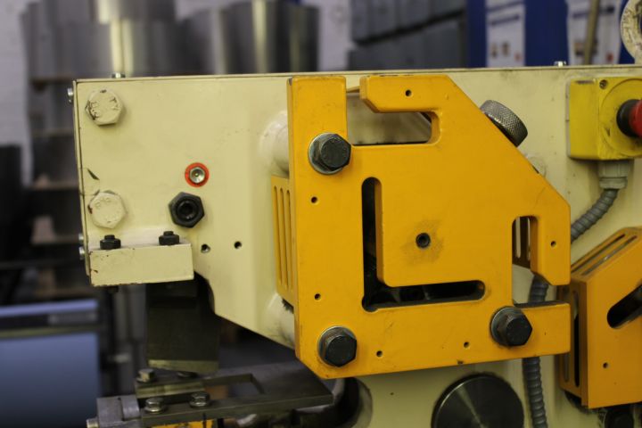 794457-12 Punching machine - Geka Microcrop