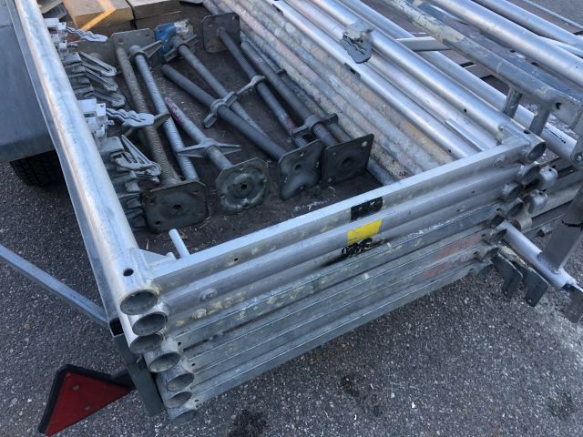 841205-4 Party with Ram scaffolding