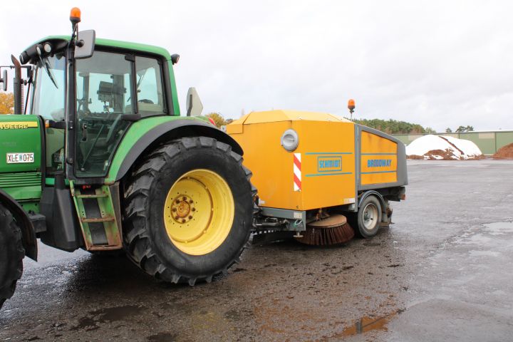 830830-5 Tractor John deere 6920S Premium Year: 2005 + Sweeper Broddway Wasa 300