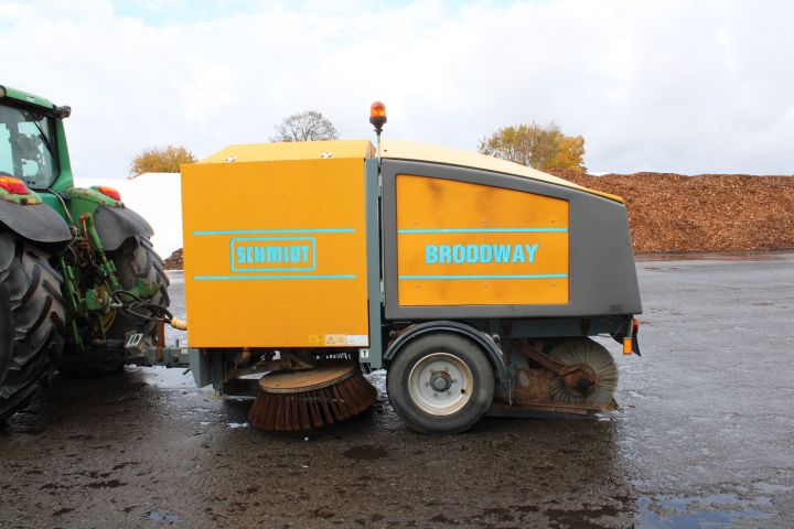 830830-7 Tractor John deere 6920S Premium Year: 2005 + Sweeper Broddway Wasa 300