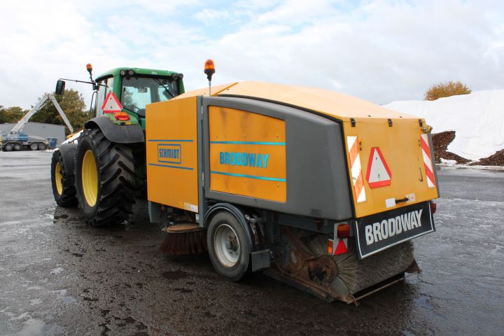 830830-8 Tractor John deere 6920S Premium Year: 2005 + Sweeper Broddway Wasa 300