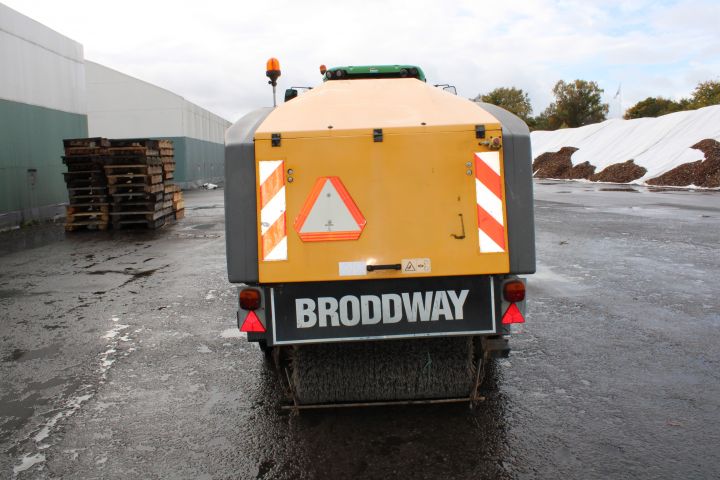 830830-9 Tractor John deere 6920S Premium Year: 2005 + Sweeper Broddway Wasa 300