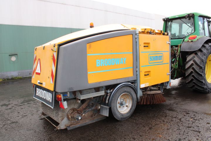 830830-10 Tractor John deere 6920S Premium Year: 2005 + Sweeper Broddway Wasa 300