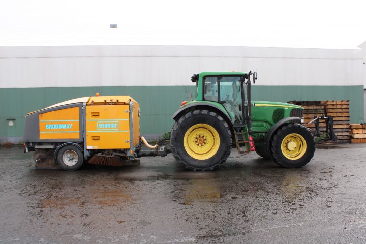 830830-12 Tractor John deere 6920S Premium Year: 2005 + Sweeper Broddway Wasa 300