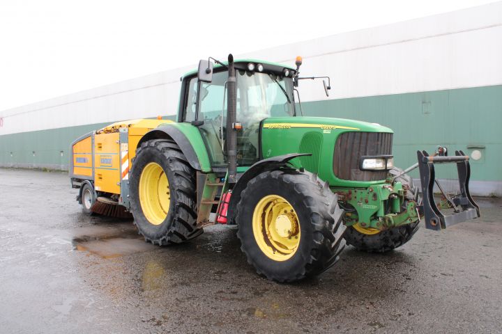 830830-13 Tractor John deere 6920S Premium Year: 2005 + Sweeper Broddway Wasa 300