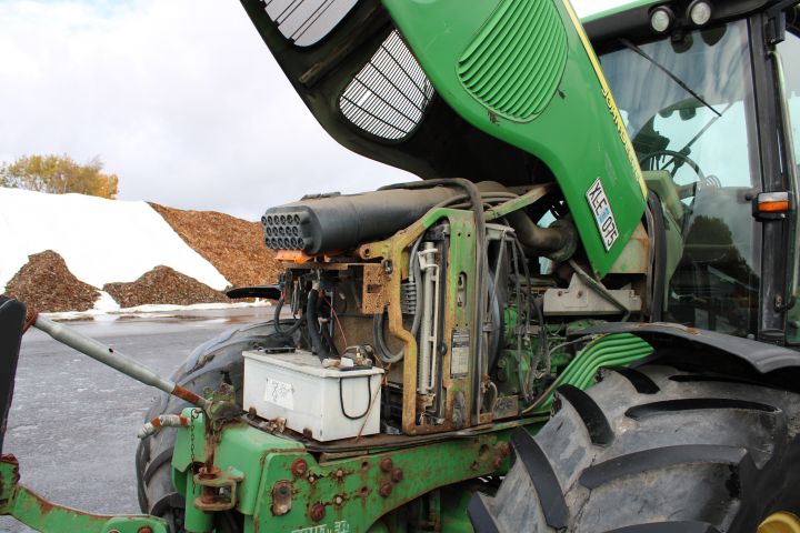 830830-19 Tractor John deere 6920S Premium Year: 2005 + Sweeper Broddway Wasa 300