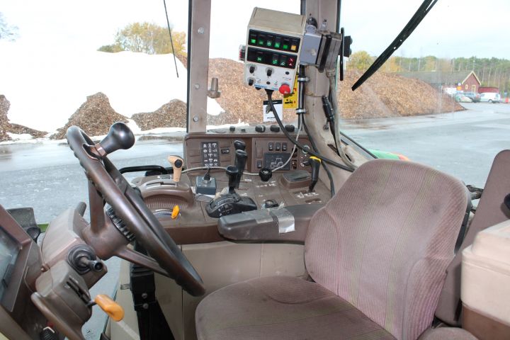 830830-25 Tractor John deere 6920S Premium Year: 2005 + Sweeper Broddway Wasa 300