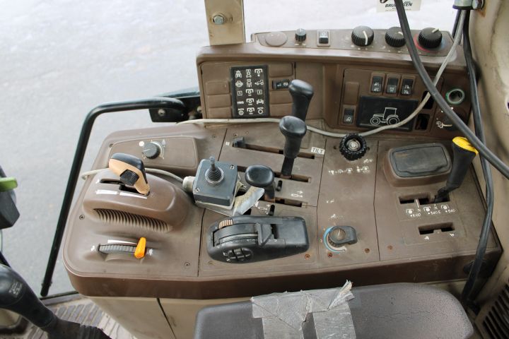 830830-27 Tractor John deere 6920S Premium Year: 2005 + Sweeper Broddway Wasa 300