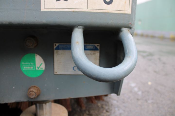 830830-28 Tractor John deere 6920S Premium Year: 2005 + Sweeper Broddway Wasa 300