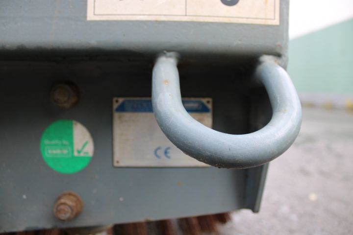 830830-29 Tractor John deere 6920S Premium Year: 2005 + Sweeper Broddway Wasa 300