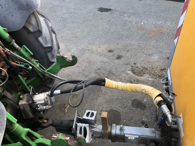 830830-32 Tractor John deere 6920S Premium Year: 2005 + Sweeper Broddway Wasa 300