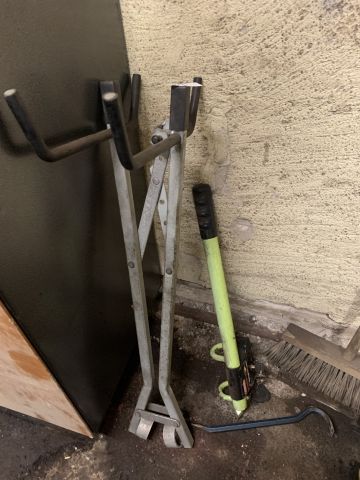 838806-1 Bicycle holder, small crowbar and steering wheel lock