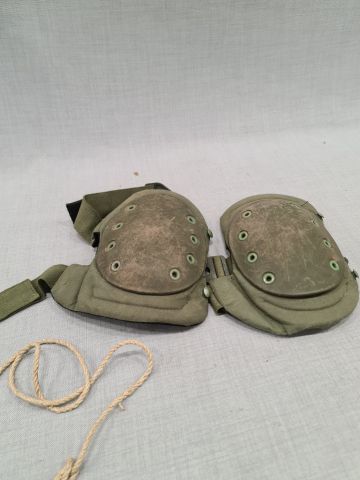 840922-1 Arméns knäskydd + kartväska
