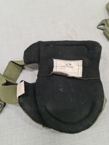 840922-2 Arméns knäskydd + kartväska