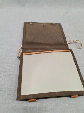 840922-4 Arméns knäskydd + kartväska