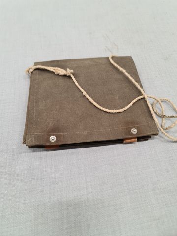 840922-6 Arméns knäskydd + kartväska