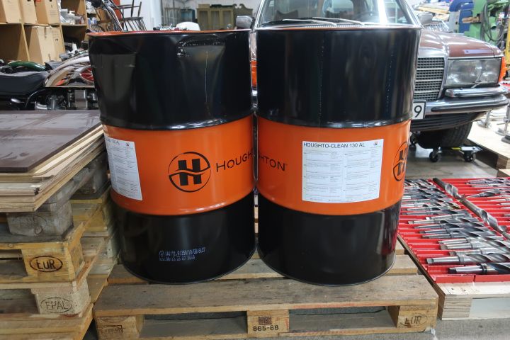 832982-1 2 barrels Houghton-Clean 130 AL, metal wash, up to about 400L