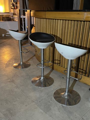 838848-11 Wooden bar counter, 3 chairs, back shelf