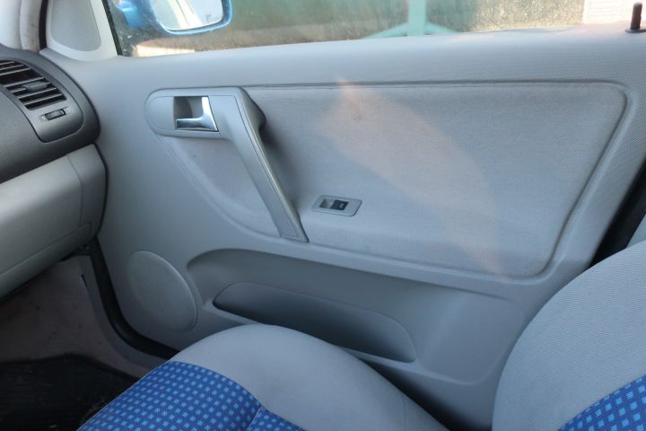 719739-18 Volkswagen Polo 5-door 1.4 Manual, 75hp, 2001 [renovation object]