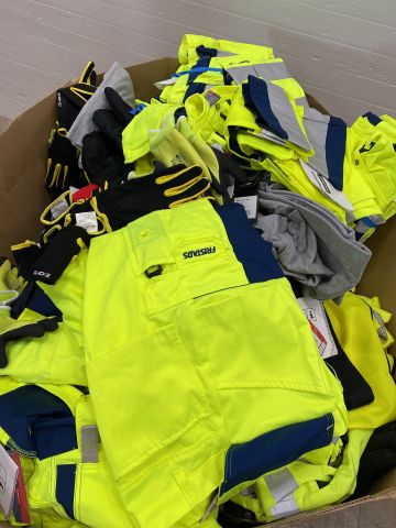 844251-2 Lot with work clothes and gloves etc Fristads, Acode, L.brador