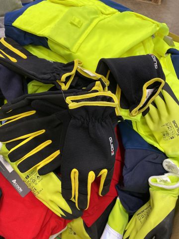 844251-3 Lot with work clothes and gloves etc Fristads, Acode, L.brador