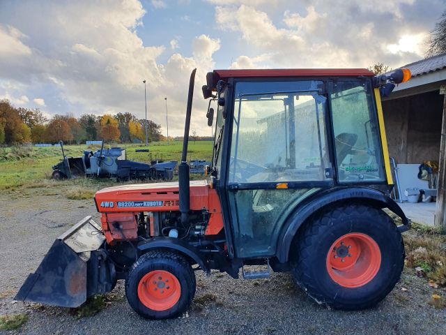 830831-1 KUBOTA B8200 HST D 4WD -1990