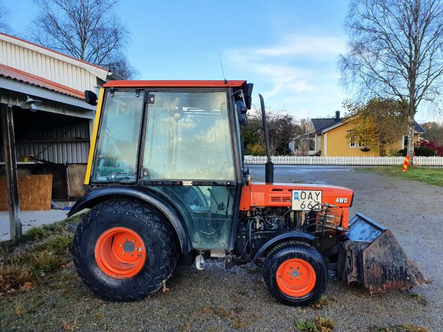 830831-3 KUBOTA B8200 HST D 4WD -1990