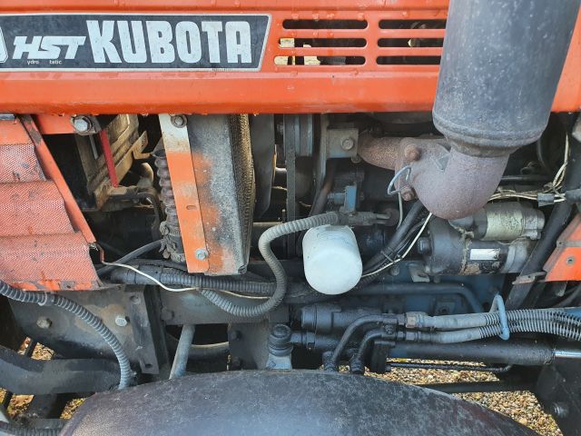 830831-11 KUBOTA B8200 HST D 4WD -1990